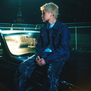 男人摸胸舔下面视频
