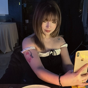 男人摸胸舔下面视频
